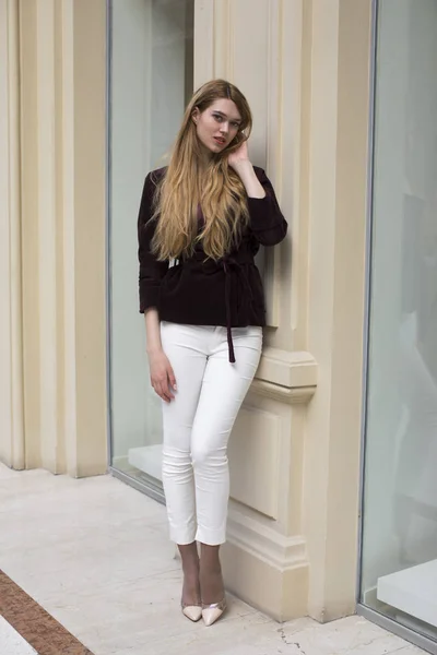 Belle femme blonde en pantalon blanc et veste en velours côtelé — Photo