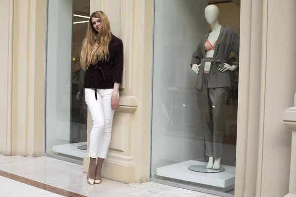 Bella donna bionda in pantaloni bianchi e giacca di velluto a coste — Foto Stock