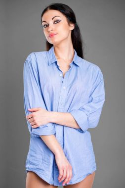 Güzel bir kadın yüzü kapatmak portre studio 