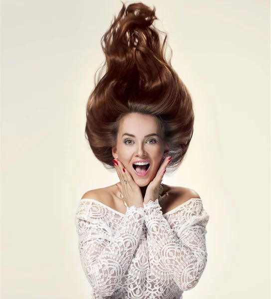 Крупним планом молода жінка з модною гламурною зачіскою — стокове фото