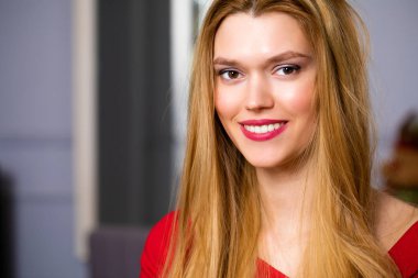 Güzel sarışın kadın.