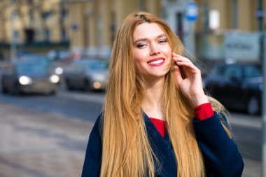 Mavi paltolu güzel bir genç kadın portresi 