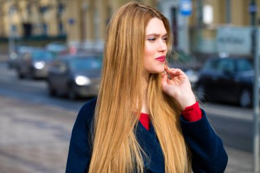 Mavi paltolu güzel bir genç kadın portresi 