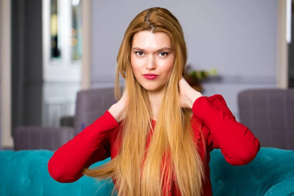 Retrato de cerca de la joven hermosa morena — Foto de Stock