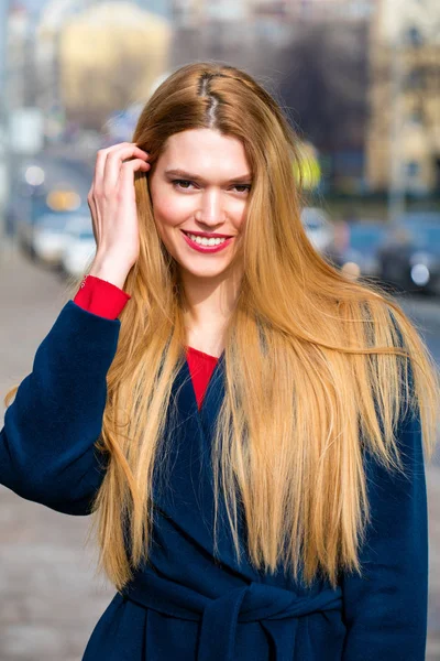 Porträtt av en ung vacker kvinna i blå kappa — Stockfoto