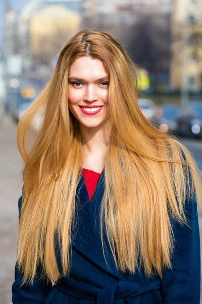 Retrato de una joven mujer hermosa con abrigo azul — Foto de Stock