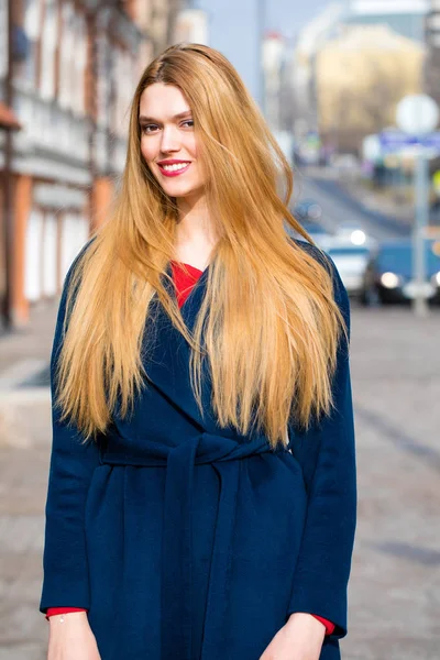 Retrato de una joven mujer hermosa con abrigo azul — Foto de Stock