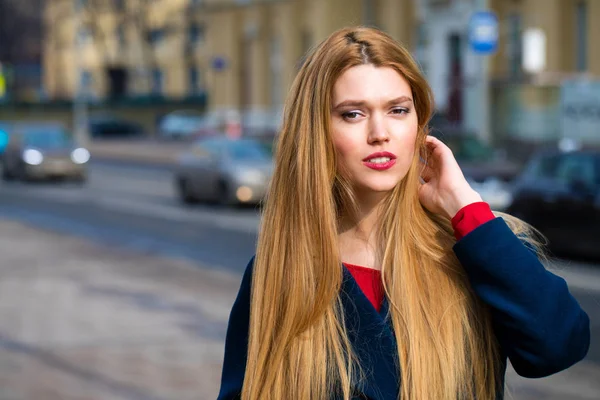 Mavi paltolu güzel bir genç kadın portresi 