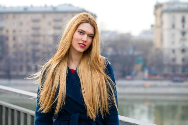 Portrait d'une jeune belle femme en manteau bleu — Photo