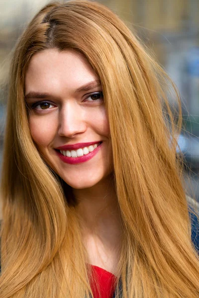 Mavi paltolu güzel bir genç kadın portresi 