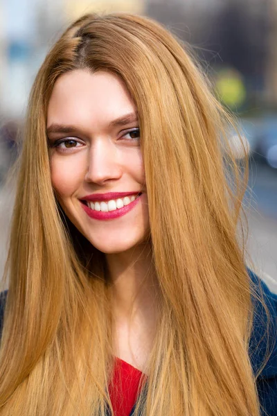 Mavi paltolu güzel bir genç kadın portresi 