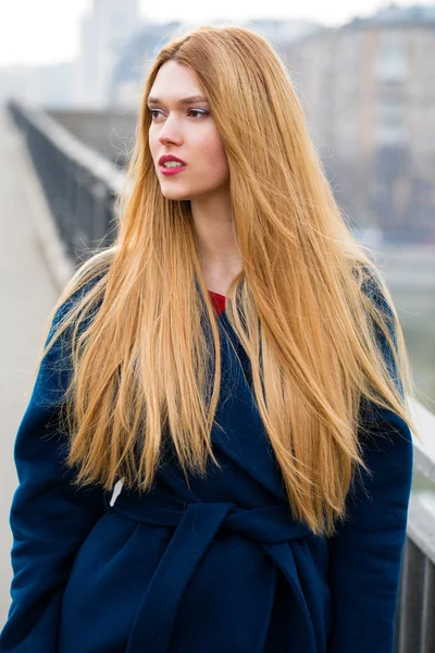 Portrait d'une jeune belle femme en manteau bleu — Photo