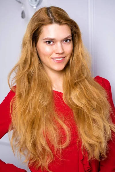 Mooie jonge blonde vrouw — Stockfoto