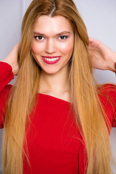 Schöne junge blonde Frau — Stockfoto