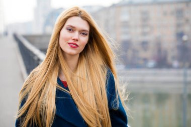 Mavi paltolu güzel bir genç kadın portresi 