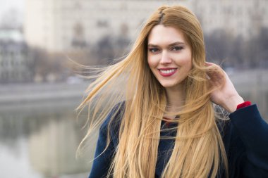 Mavi paltolu güzel bir genç kadın portresi 