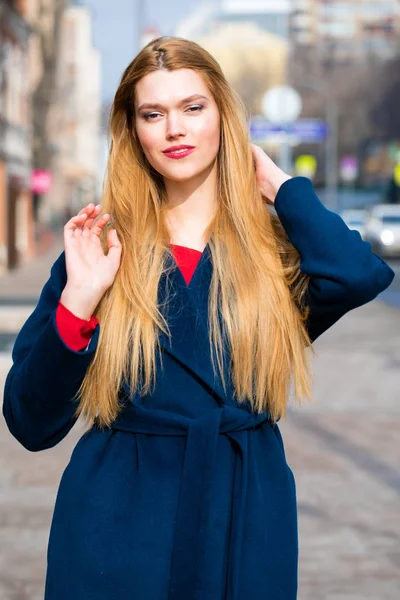 青いコートで若い美しい女性の肖像画 — ストック写真