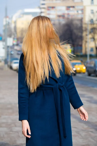 Retrato de uma jovem mulher bonita em casaco azul — Fotografia de Stock