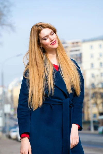 Mavi paltolu güzel bir genç kadın portresi — Stok fotoğraf