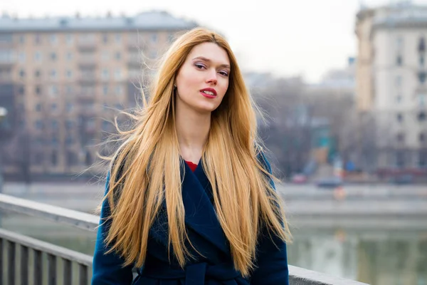 Ritratto di una giovane bella donna in cappotto blu — Foto Stock