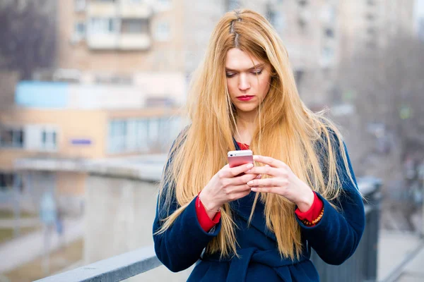 Portrét mladé krásné ženy v modrém kabátě — Stock fotografie