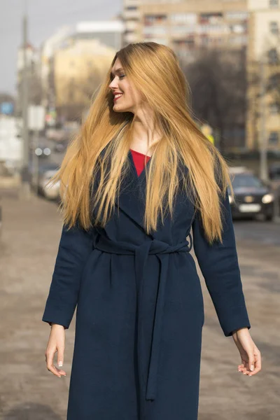 Porträtt av en ung vacker kvinna i blå kappa — Stockfoto