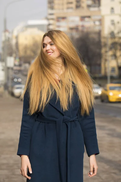 Retrato de uma jovem mulher bonita em casaco azul — Fotografia de Stock