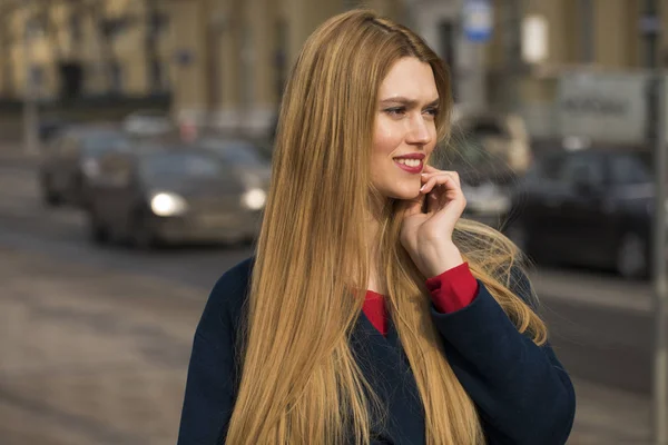 Retrato de una joven mujer hermosa con abrigo azul — Foto de Stock