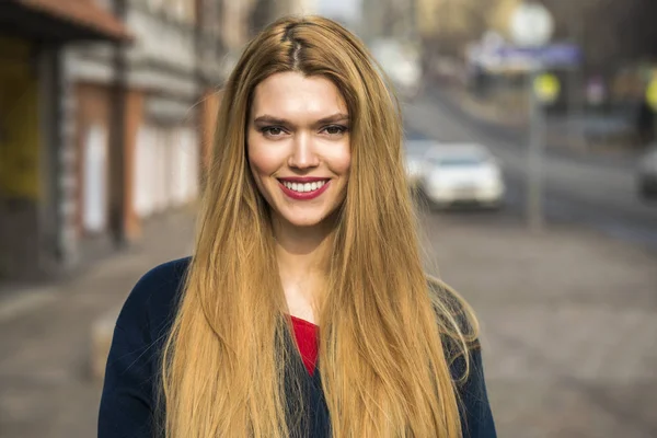 Portrait d'une jeune belle femme en manteau bleu — Photo