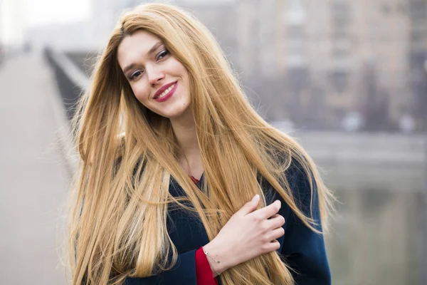 Ritratto di una giovane bella donna in cappotto blu — Foto Stock