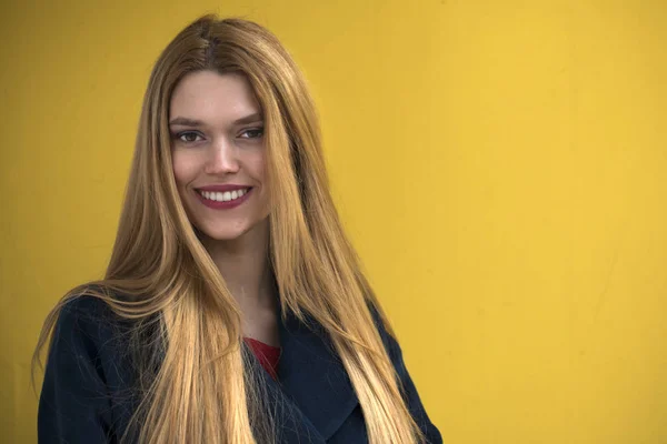 Retrato de uma jovem mulher bonita — Fotografia de Stock