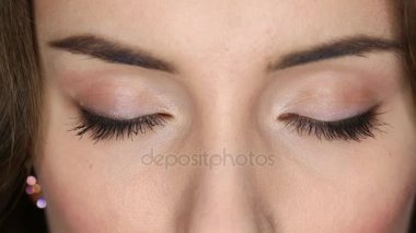 Yüzük Led birden parlamak. Sadece mavi gözlü, güzel esmer model kadar kapatın