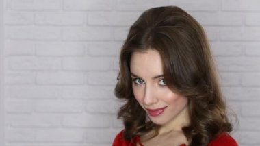 Yüzük Led birden parlamak. Seksi güzel bir genç esmer kadın portresi