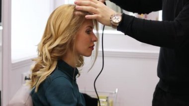 Saç güzellik salonunda styling. Kuaför içinde genç güzel sarışın model