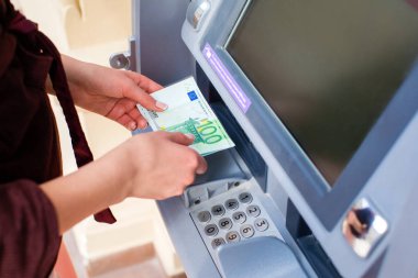  Para bir Atm de nakit