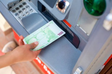  Para bir Atm de nakit