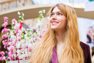 Bahar ruh. Genç güzel sarışın kadın, Kapalı Çarşı