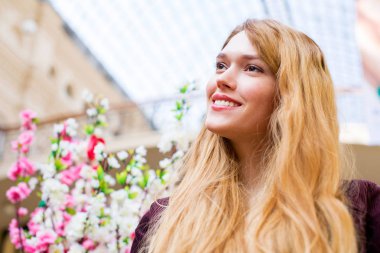 Bahar ruh. Genç güzel sarışın kadın, Kapalı Çarşı