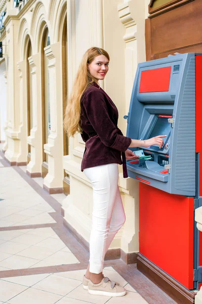 Junge blonde Frau hält einen Bardollar in der Hand — Stockfoto