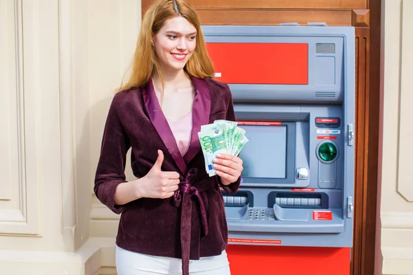 若いブロンドの女性は、ドル現金を保持しています。 — ストック写真