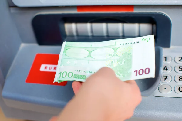 Uitbetalen van geld aan een Geldautomaat — Stockfoto