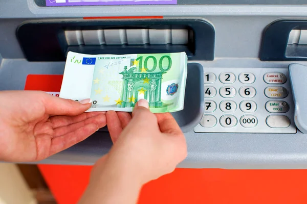 Contanti fuori soldi ad un bancomat — Foto Stock
