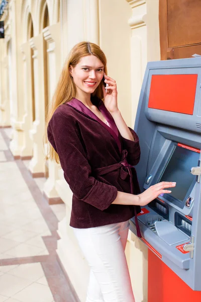 Mujer rubia en el fondo en el centro comercial ATM —  Fotos de Stock