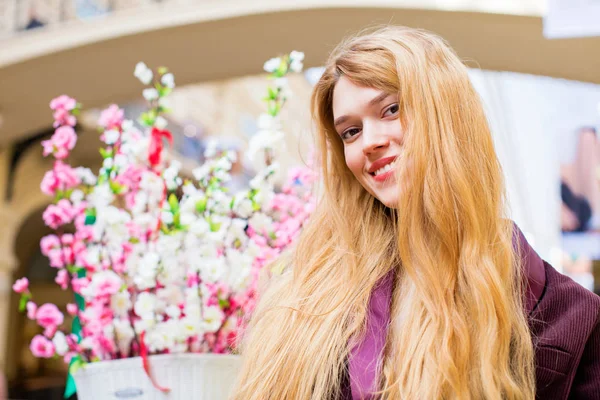 Lente stemming. Jonge mooie blonde vrouw, overdekte markt — Stockfoto