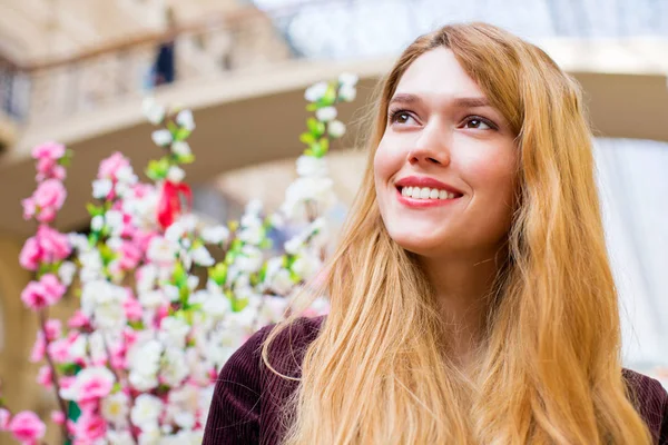 Jarní nálada. Mladá krásná blondýnka, vnitřní trh — Stock fotografie