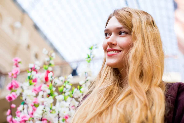 Spring mood. Young beautiful blonde woman, indoor market — Stock Photo, Image