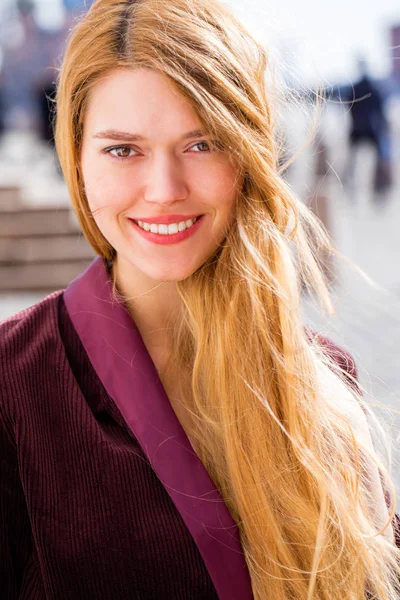 Portret close up van jonge mooie blonde vrouw — Stockfoto