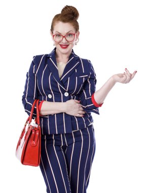 Etkileyici damalı elbiseli şık orta yaşlı kadın 