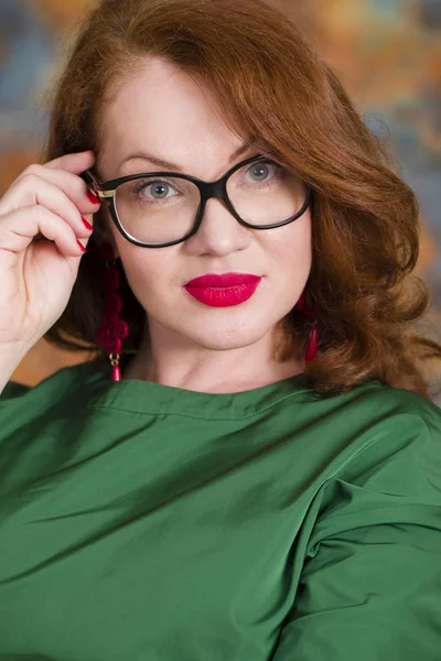 Retrato de mulher de cabelo vermelho usando óculos — Fotografia de Stock