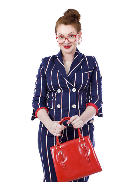 Стильная женщина средних лет в впечатляющем клетчатом костюме
 